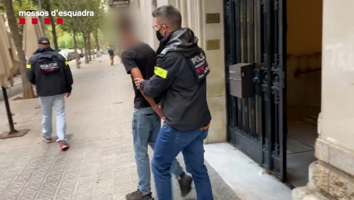 Tres joves detinguts per una pallissa a la sortida d’una discoteca a Barcelona
