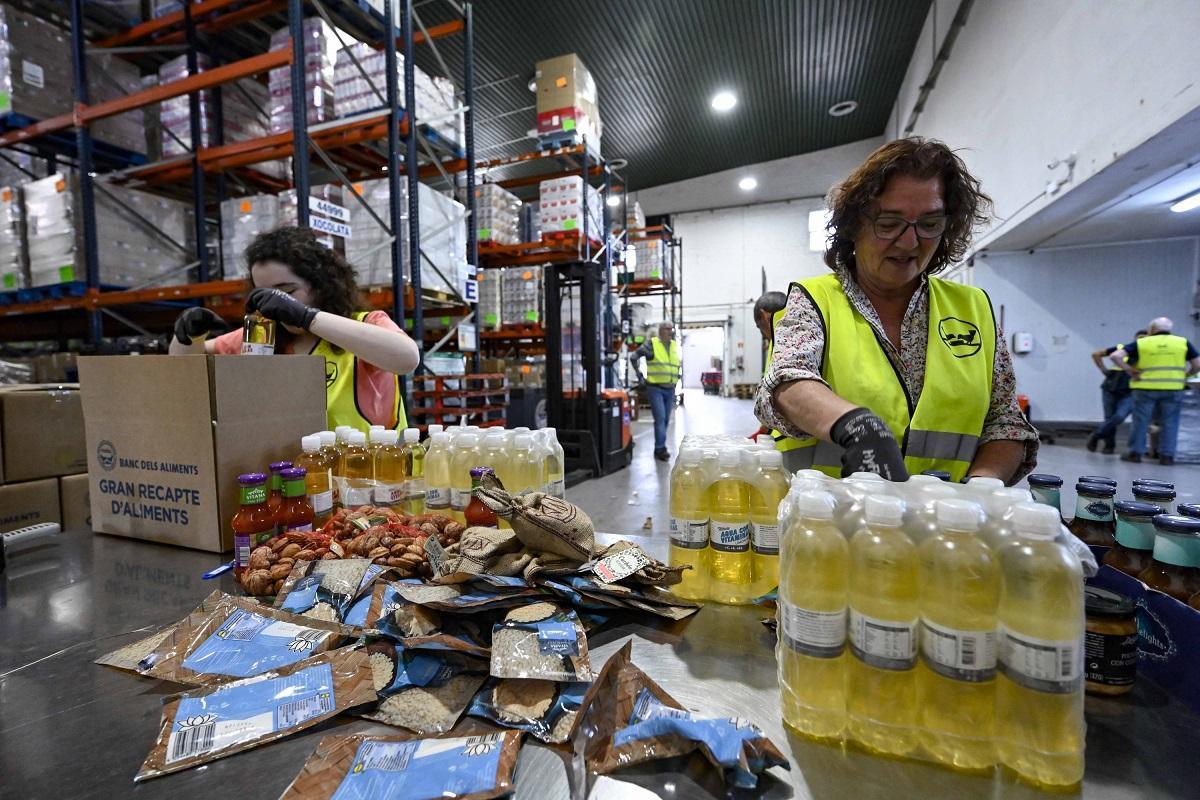 Voluntarios trabajan durante la campaña de recaudación de alimentos para familias en situación de vulnerabilidad.