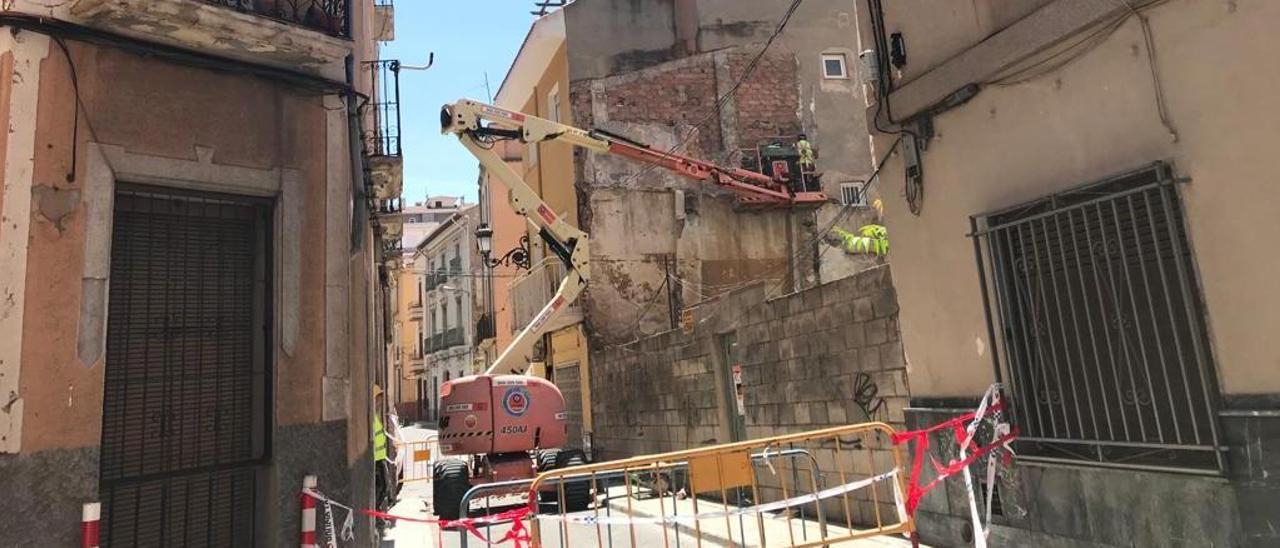 Los trabajos para retirar la pared medianera que amenazaba con colapsar.