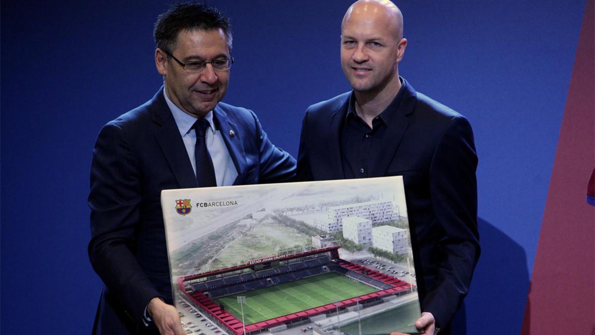 Josep Maria Bartomeu y Jordi Cruyff, durante el acto celebrado en el Auditori 1899