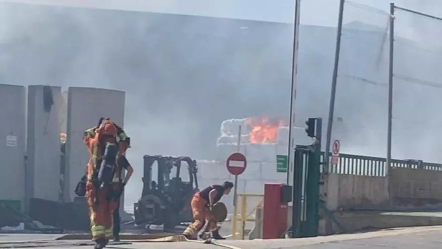 Incendio en empresa de reciclaje en la 2ª fase del Área Industrial Avanzada, Fuente del Jarro de Paterna