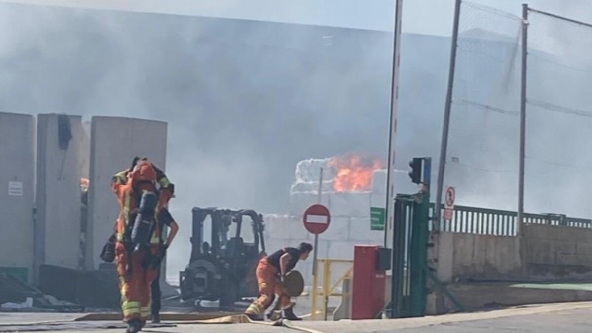 Incendio en empresa de reciclaje en la 2ª fase del Área Industrial Avanzada, Fuente del Jarro de Paterna