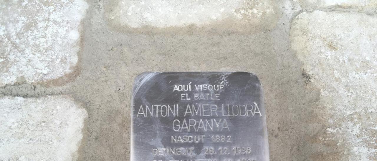 La ‘piedra de la memoria’ dedicada al alcalde ‘Garanya’, frente al Ayuntamiento