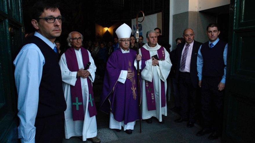 El obispo recrimina a sus sacerdotes que &quot;celebró solo&quot; el funeral de los montañeros