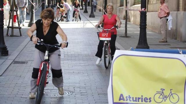 Varias mujeres participando en el taller para aprender a montar en bici.