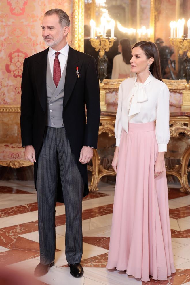 La reina Letizia con camisa blanca de Carolina Herrera en la recepción al Cuerpo Diplomático Acreditado en España 2023
