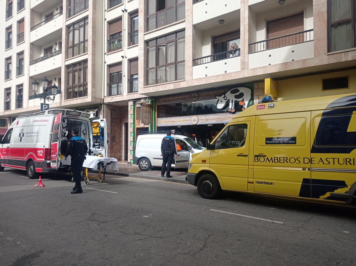 El vehñiculo siniestrado, al fondo.