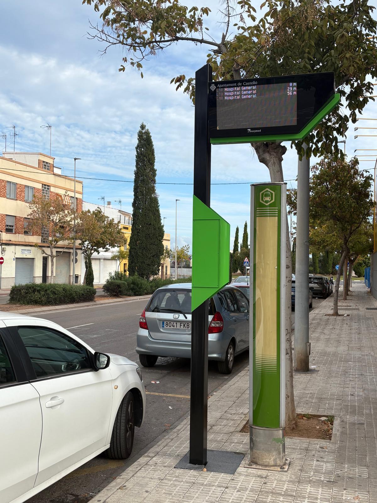 Otrro panel en un poste.