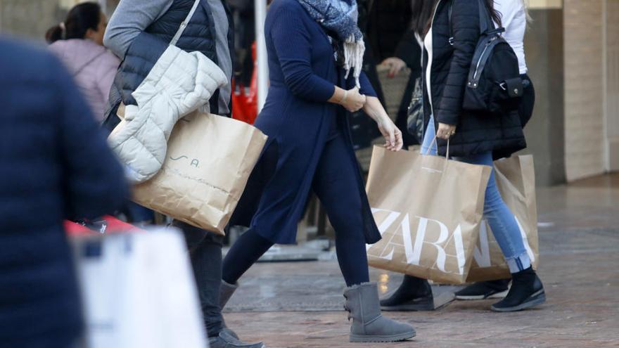 Málaga abrió ayer la campaña de rebajas, aunque los carteles de descuentos ya estaban colgados desde hace días.