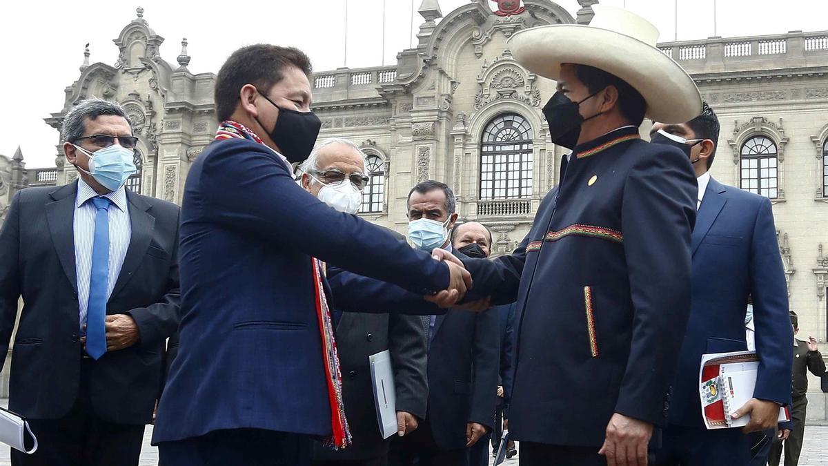 El presidente de Perú, Pedro Castillo, saluda al ya exprimer ministro, Guido Bellido (i), en Lima (Perú).