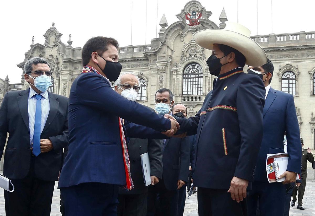 Nova crisi política al Perú: Castillo demana la renúncia al seu ‘premier’, Guido Bellido