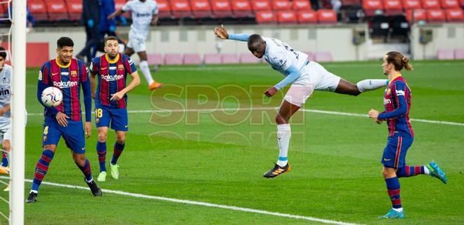 Las imágenes del partido entre el FC Barcelona y el Valencia de la jornada 14 de LaLiga Santander disputado en el Camp Nou.