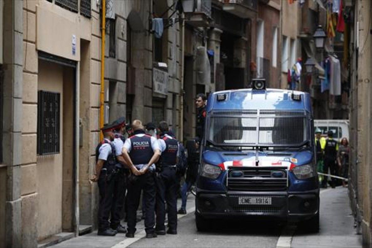 Efectivos de los Mossos ante un edificio.