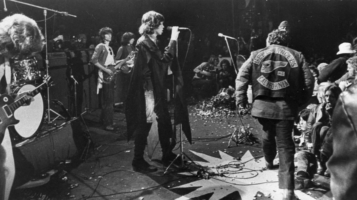 Mick Jagger, en Altamont (California) en 1969, con los Ángeles del Infierno encargados de la seguridad.