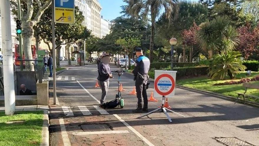Llegan los controles de tráfico a patinetes eléctricos y bicicletas en A Coruña
