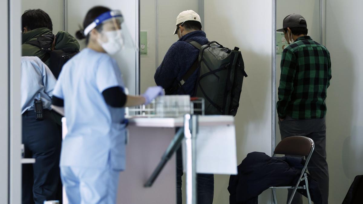 Controles y test de covid para pasajeros procedentes de China en el aeropuerto de Narita, en Japón.