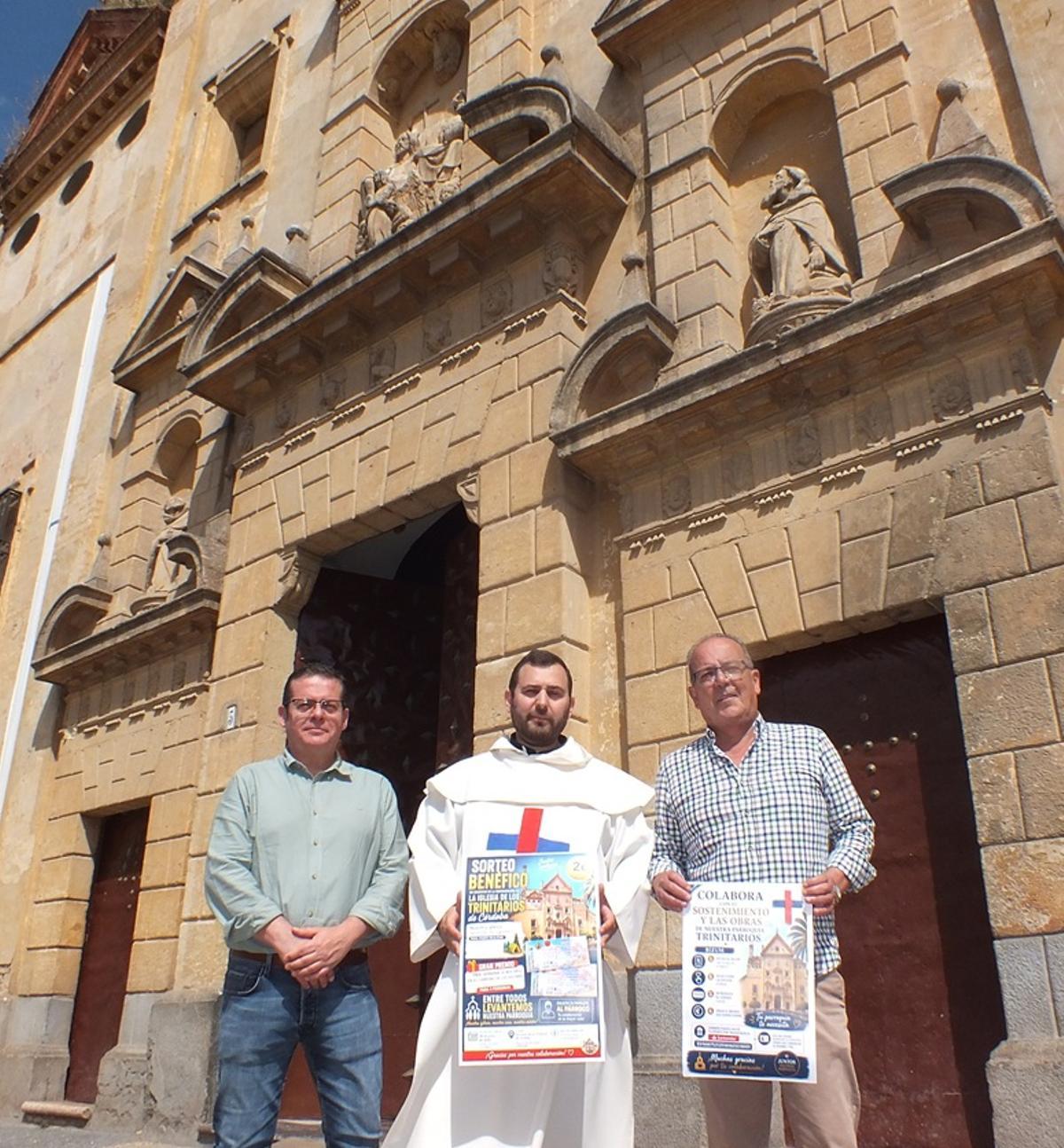 Jesús Antón (Alseda Asesores SL), el sacerdote Manuel García y Valeriano Cassani (Camping Los Villares) en la iglesia de Los Trinitarios.