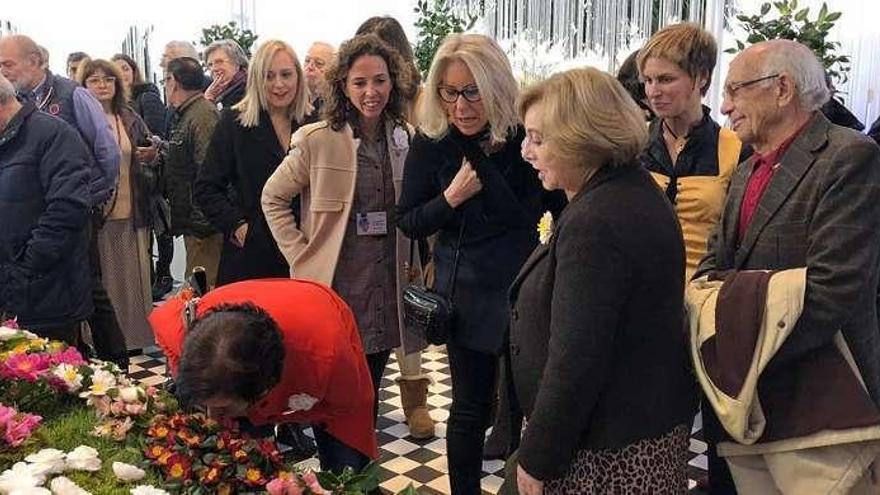 Corina Porro, ayer, durante su visita a la muestra de camelias y traje tradicional gallego celebrada en el Tinglado del Puerto. // FdV