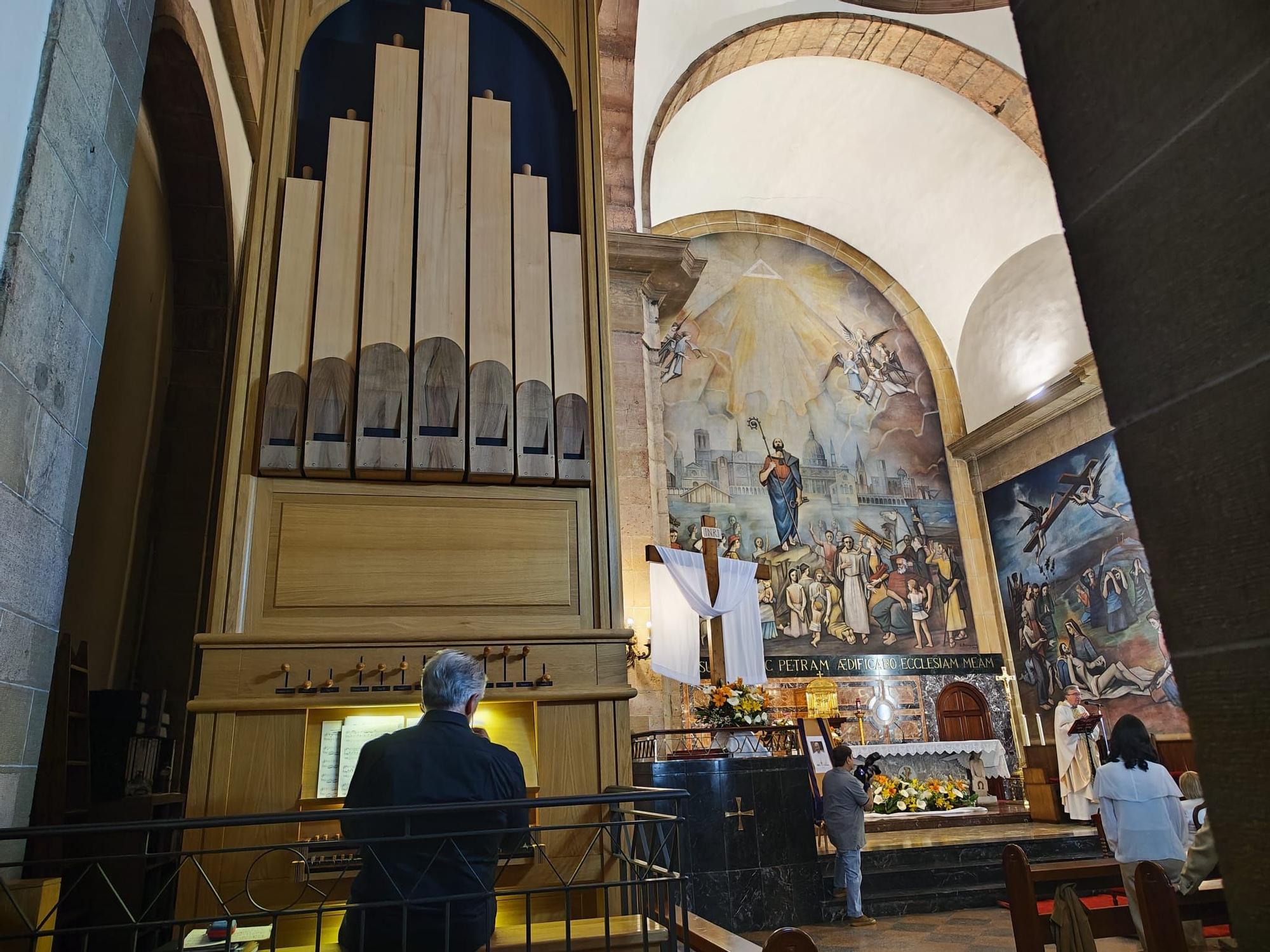 Bodas de oro en San Pedro de Juanjo Domínguez y Hermi Álvarez