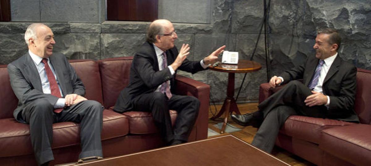 Un momento de la reunión de Antonio Brufau con Paulino Rivero en Santa Cruz de Tenerife. i ANDRÉS GUTIÉRREZ