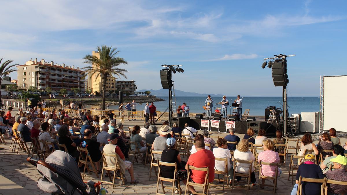 El macroconcert que han organitzat les entitats opositores al parc eòlic marí del golf de Roses, i que s&#039;allargarà fins a la matinada