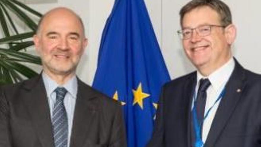 Puig con el comisario de Finanzas, Pierre Moscovici. efe/boulougouris