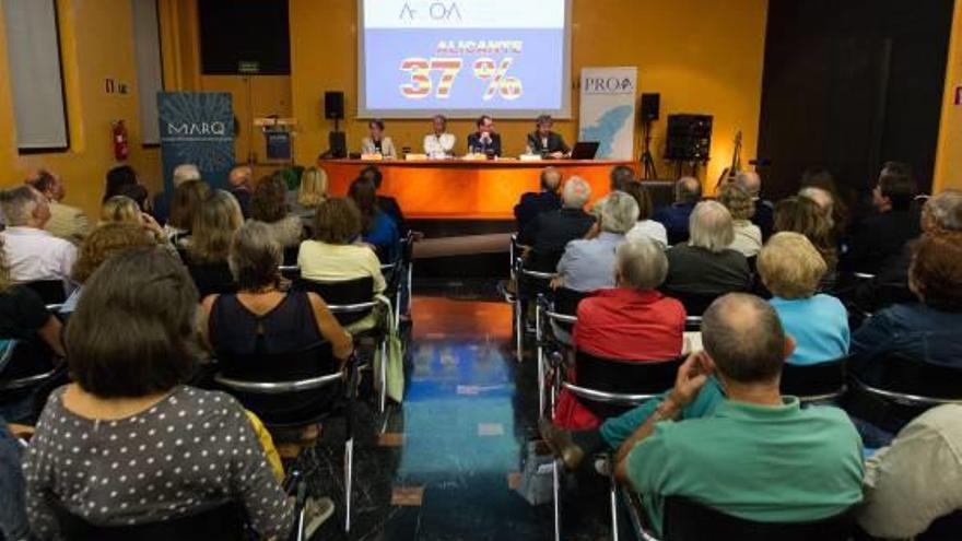 Un momento de la mesa redonda celebrada ayer en el MARQ sobre discriminación cultural. álex domínguez