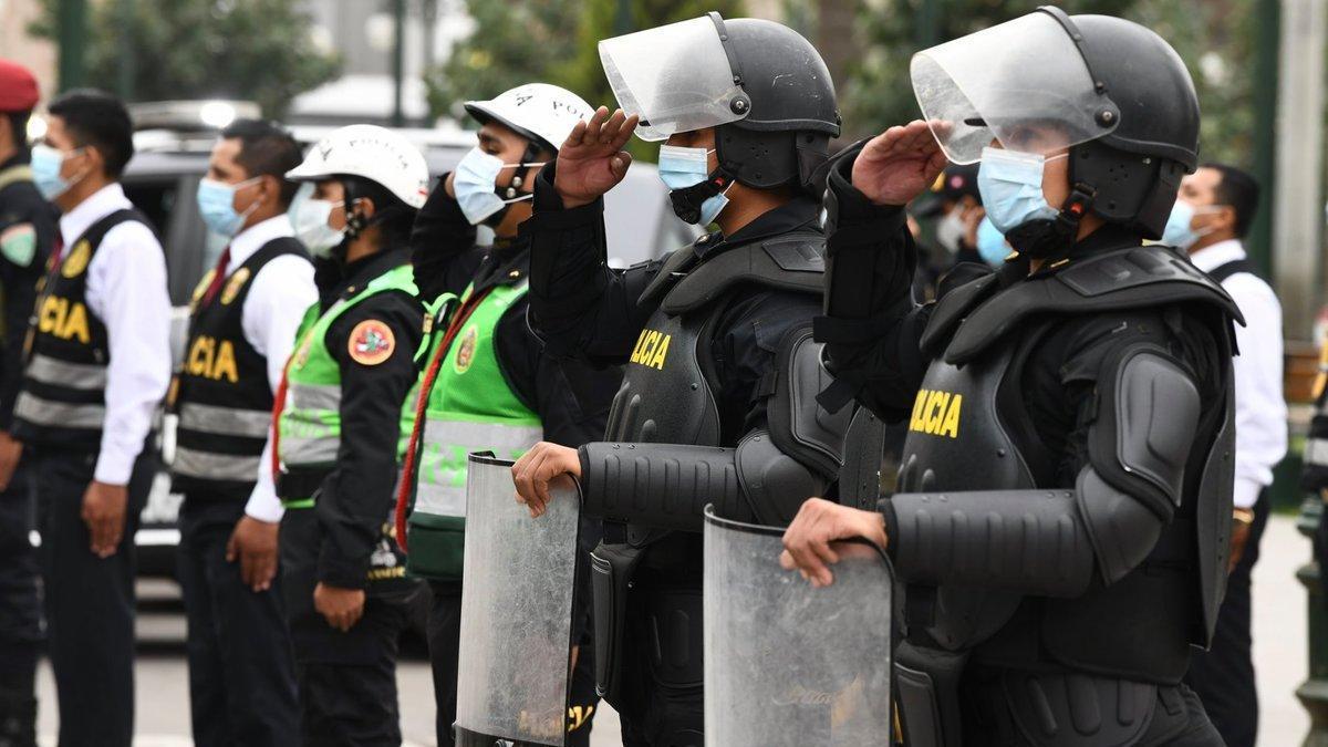 Unos 400 policías y 125 médicos han muerto en Perú por COVID-19