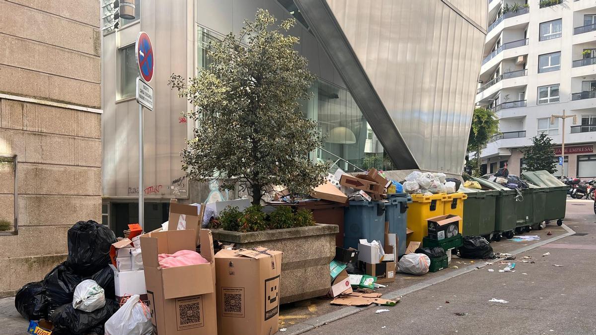 Vigo, a rebosar de basura en la cuarta jornada de la huelga indefinida del personal de recogida y limpieza viaria