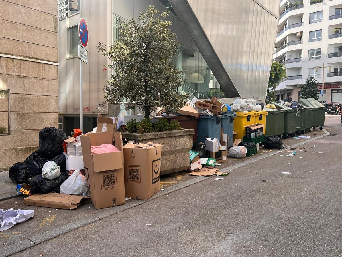 Las bolsas y desperdicios se acumulan en Vigo por la huelga de basura