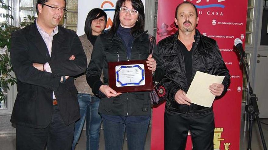 La responsable de Federópticos de Las Nieves con el primer premio del concurso de escaparatismo navideño de Aspe