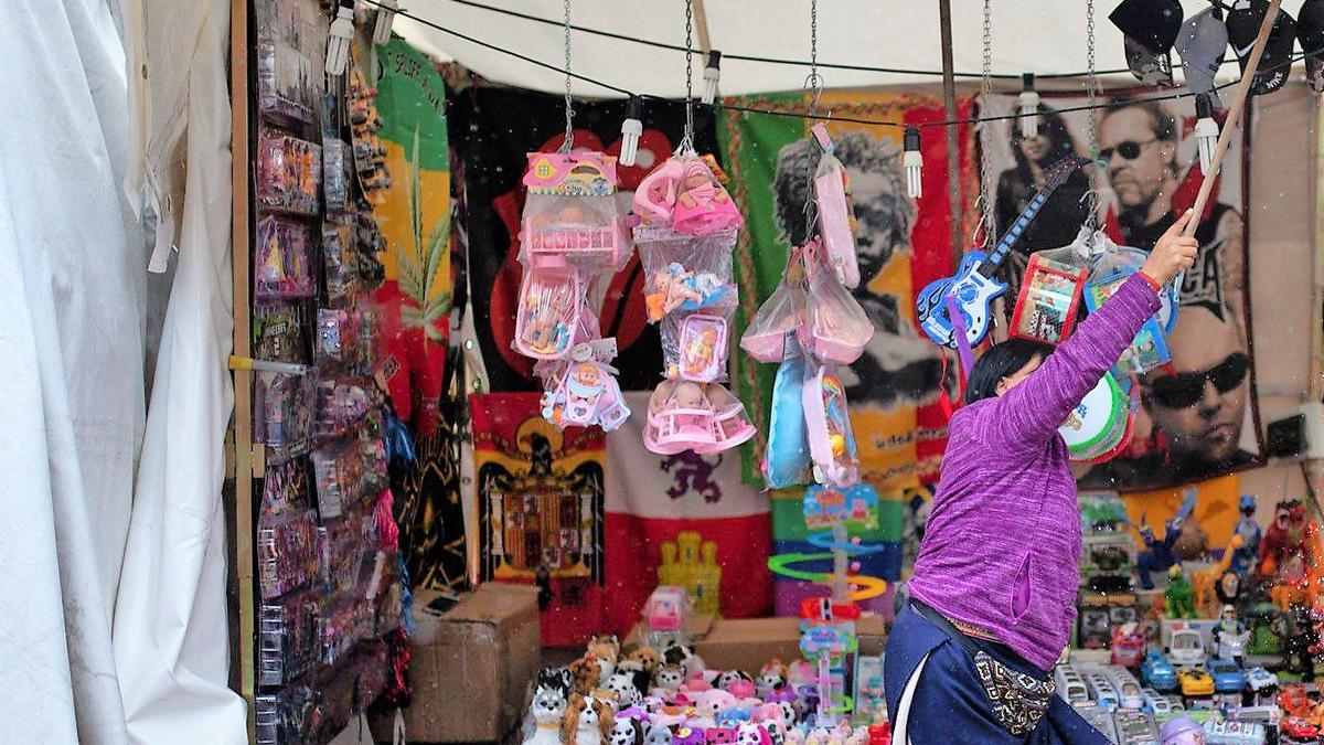 Un puesto de venta ambulante de las Ferias y Fiestas de San Pedro.