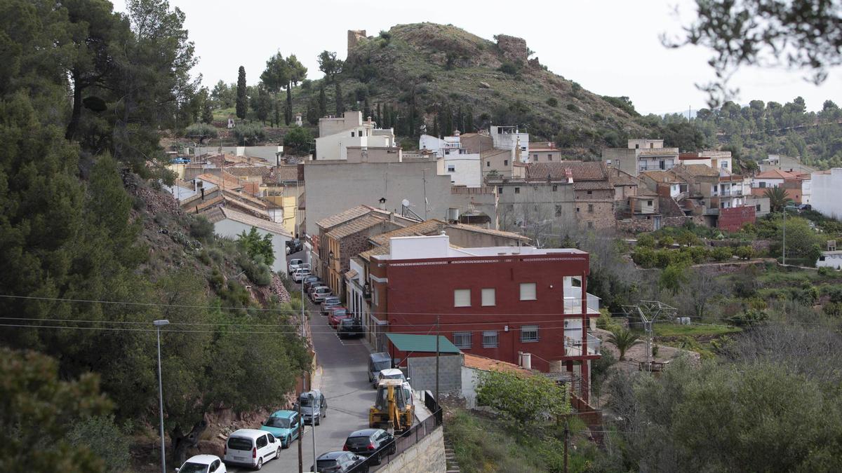 Vista de coches agolpados en las calles de Segart