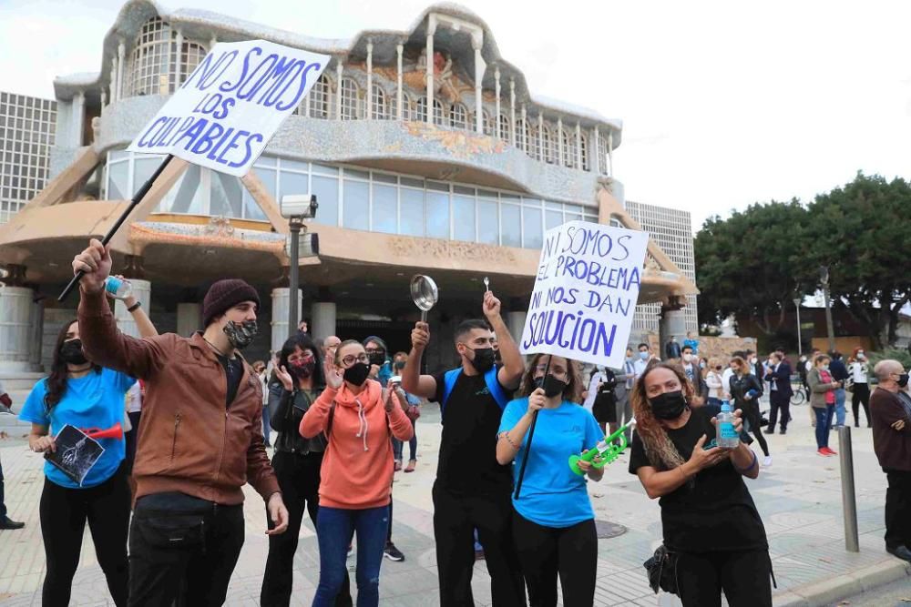 Hosteleros protestan en Cartagena por el cierre de los bares