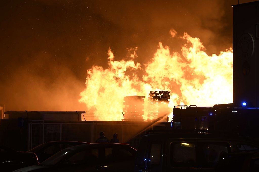 Estas son las imágenes que el aparatoso incendio de Puente Tocinos ha dejado este sábado