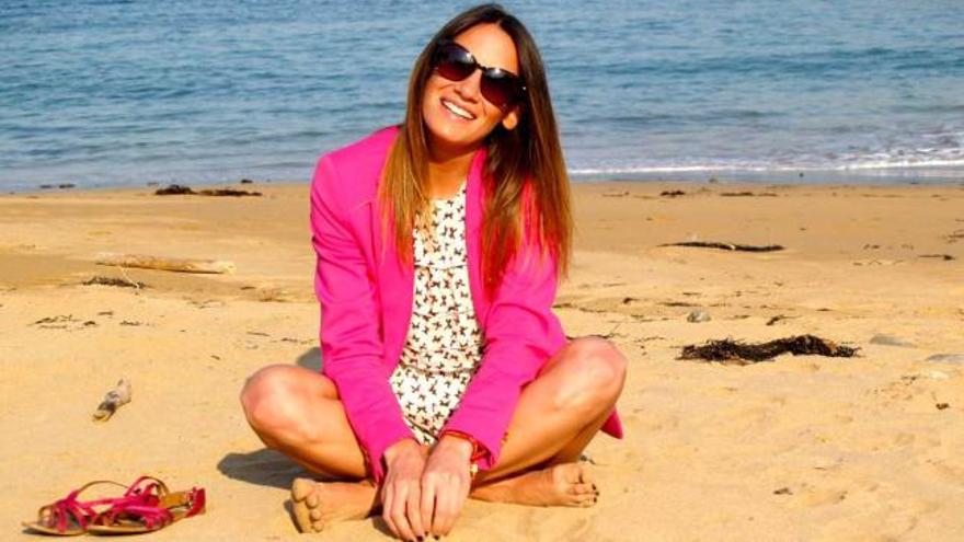 Sara Pando posa en la playa con una de sus propuestas para el verano.