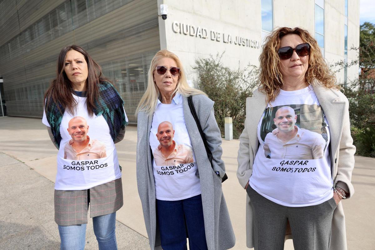 Familiares de la víctima del crimen de Halloween, este martes en la Ciudad de la Justicia