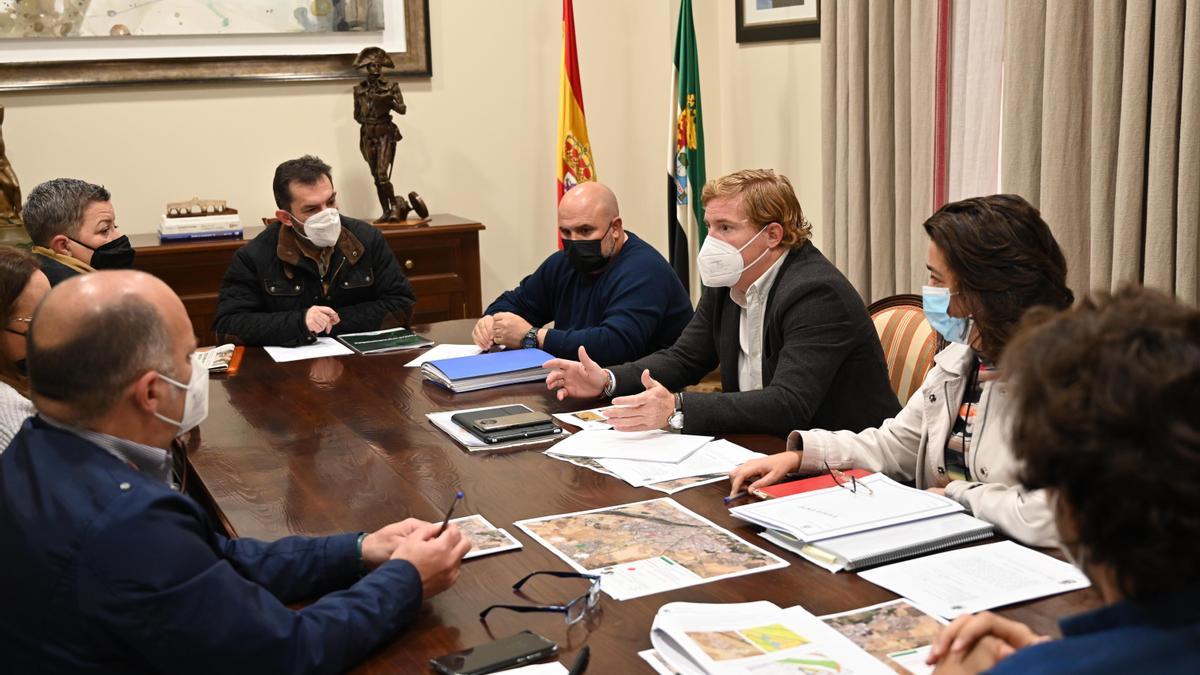 Reunión de representantes de los vecinos de la barriada de Tulio con el alcalde de Badajoz y otros responsables municipales.