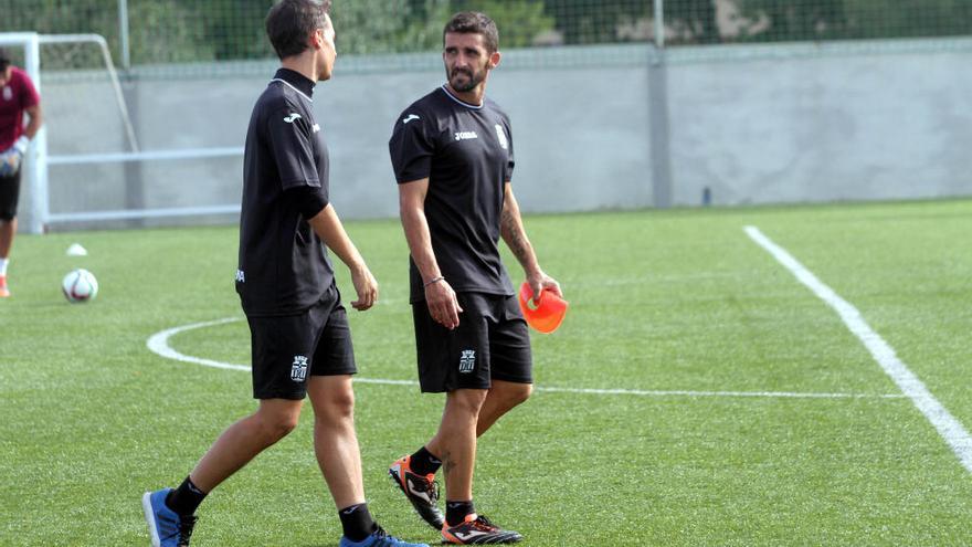 Víctor charla con un integrante del cuerpo técnico en un entrenamiento reciente.