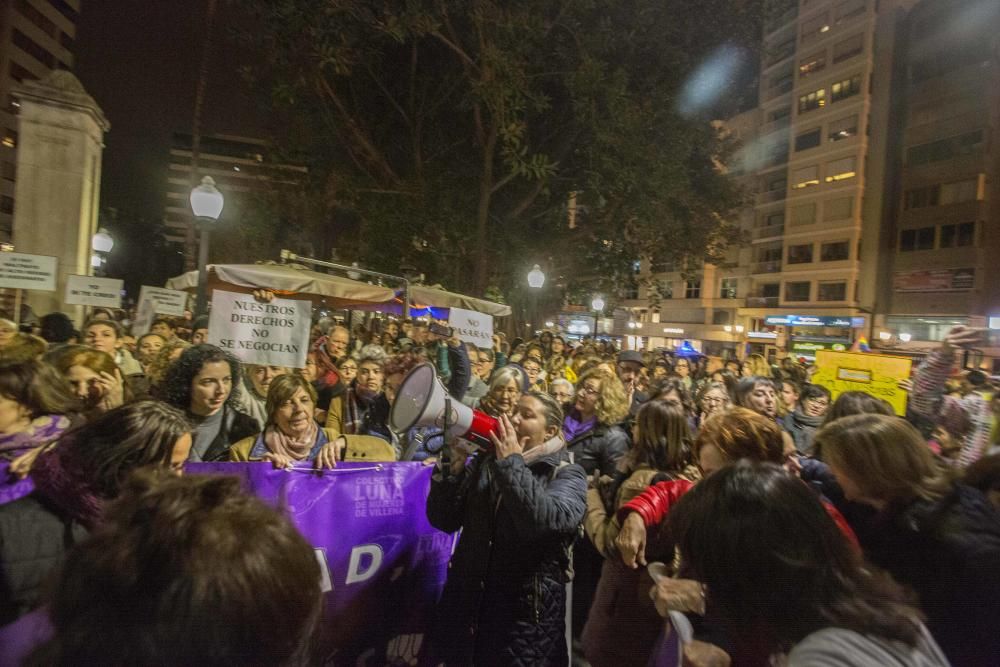 Más de 200 personas en la plaza Calvo Sotelo de Alicante