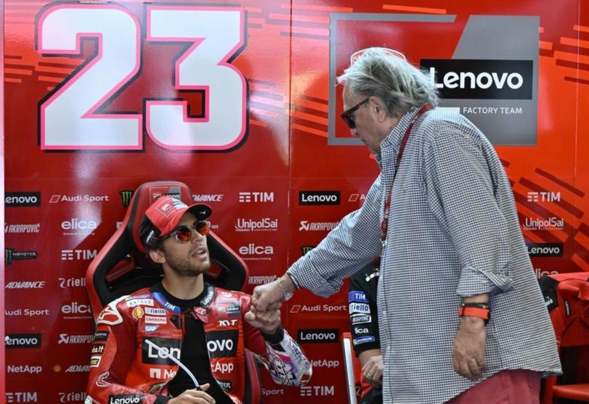 Carlo Pernat saluda a Enea Bastianini, uno de sus pilotos preferidos y protegido, cuando corría en Ducati.