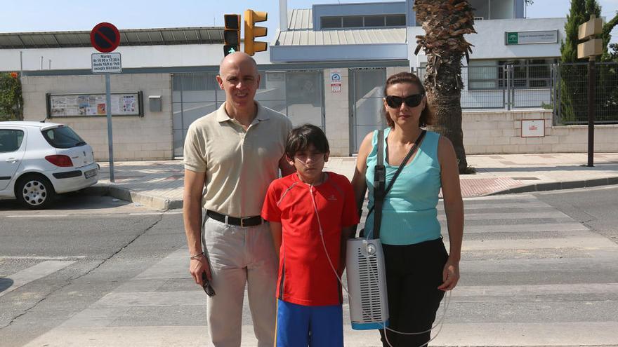 José Manuel y sus padres, en una foto de archivo cuando pedía una monitora para su colegio.