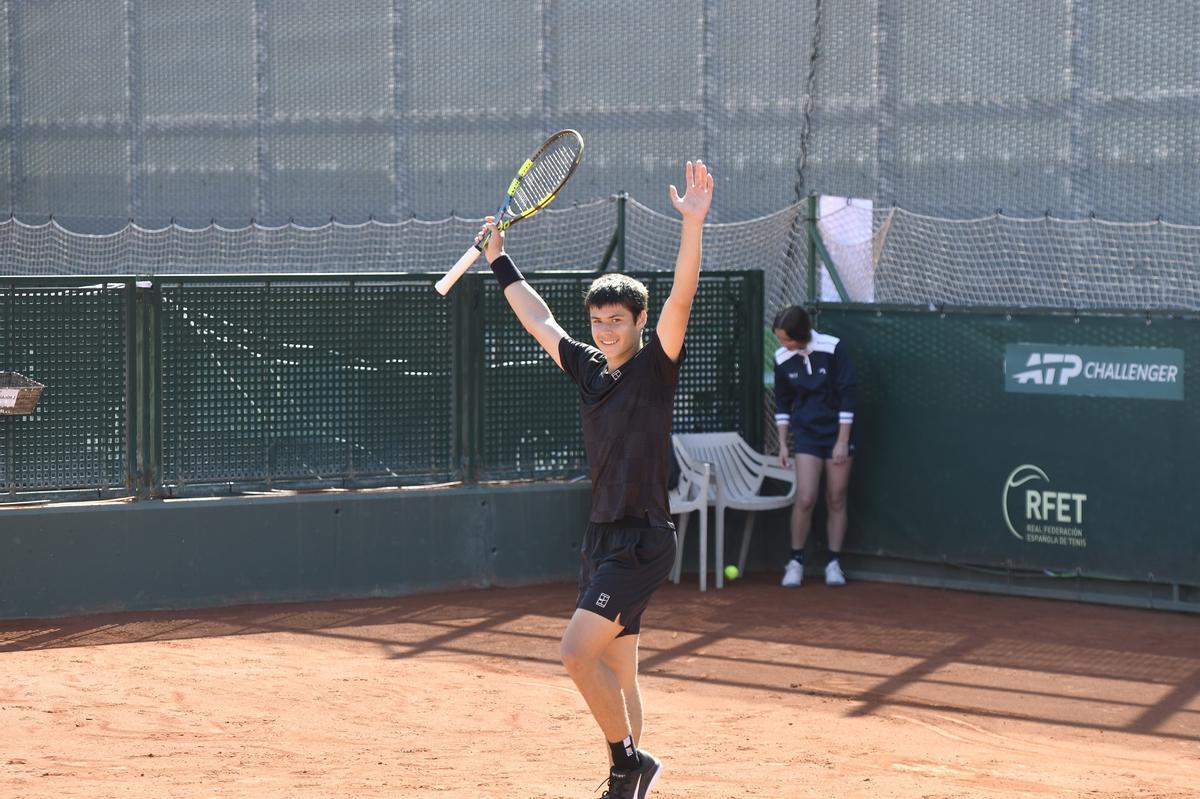 Jaime Alcaraz celebra su victoria en el torneo sub-15 del Murcia Club de Tenis