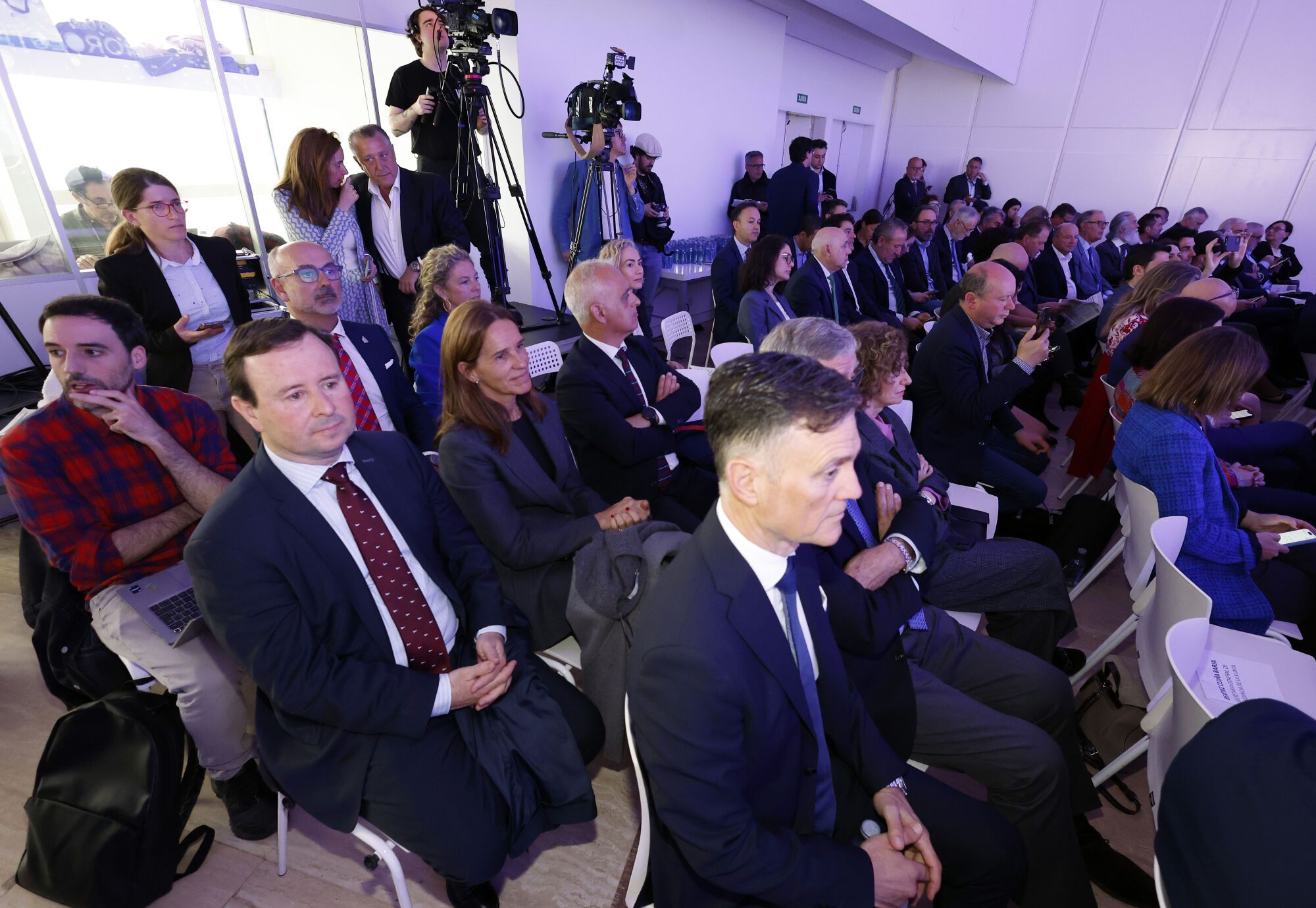 Público asistente al encuentro del Foro del Noroeste en Santiago de Compostela. 