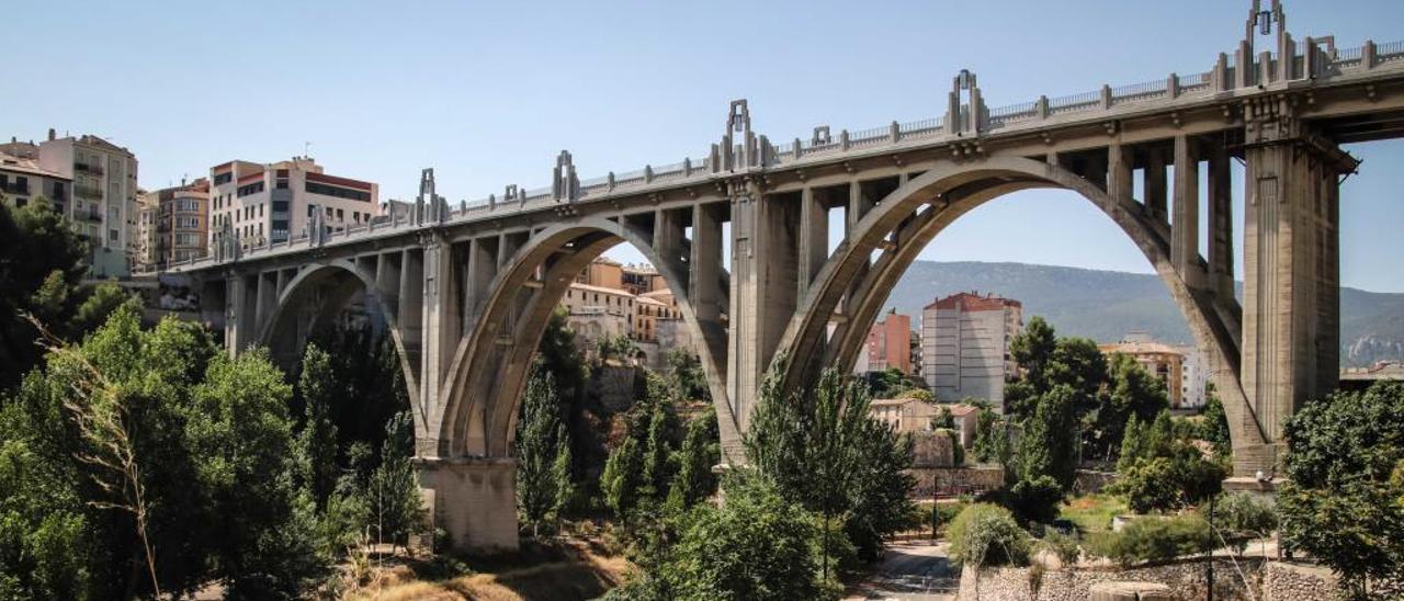 El puente de San Jorge, el principal acceso al casco antiguo de Alcoy, fue construido entre 1925 y 1931 y es uno de los ejemplos más imponentes en España del art decó.