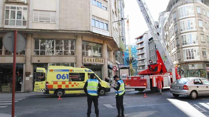 Agentes de la Policía Local en una intervención de los bomberos en una calle de la ciudad. // Iñaki Osorio