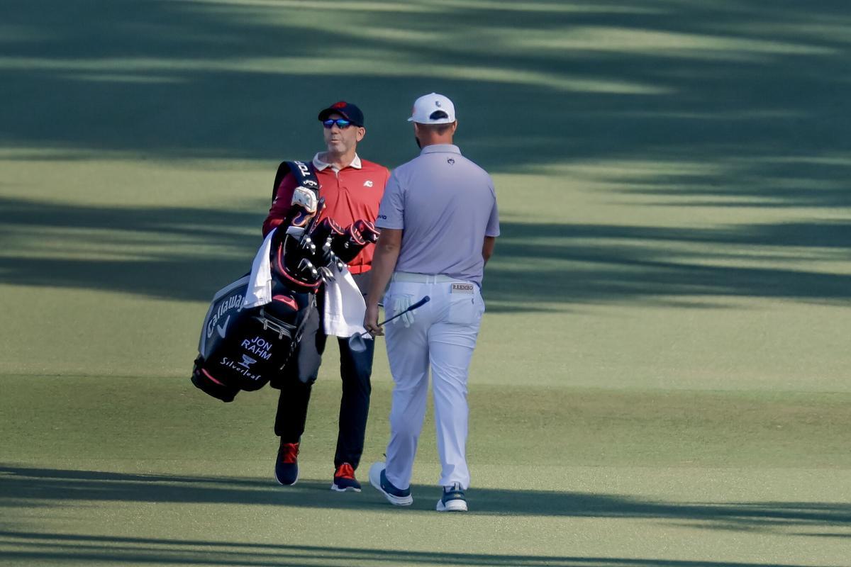 Sergio García decide cargar la bolsa de Jon Rahm en el hoyo dos tras la trifulca del castellonense en la salida