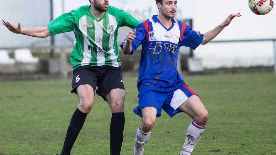 Raúl trata de controlar la pelota durante el duelo ante el Nalón.