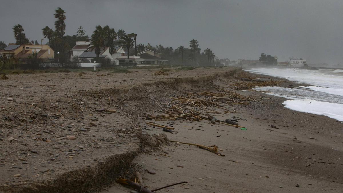 Estado de la playa de la Malvarrosa de Corinto, tras el último temporal.