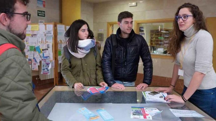 Varios estudiantes escuchan a una de las voluntarias captadoras de donantes de sangre y órganos.